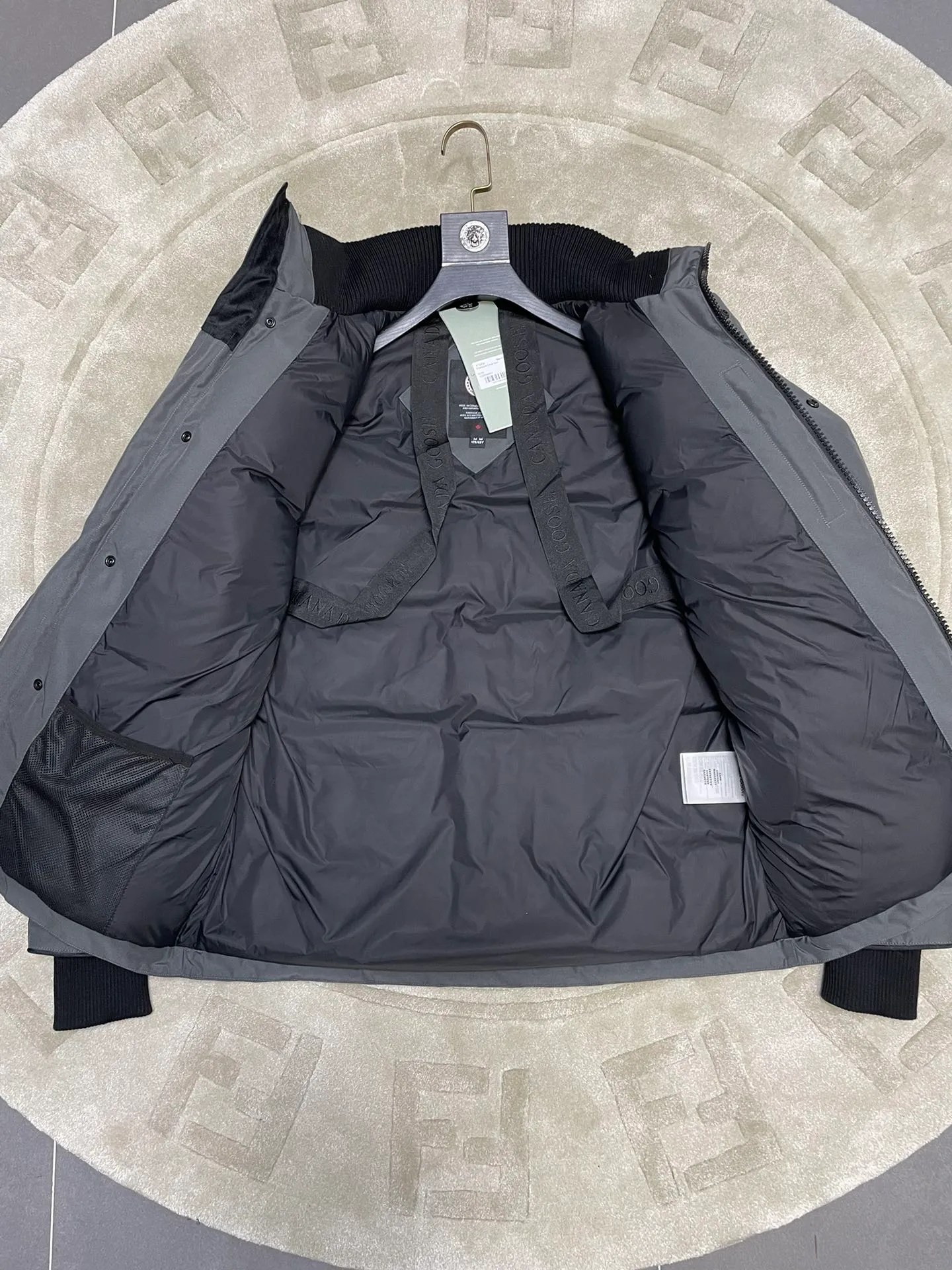 P800 forester men's new model black 24 models Canada Goose (Canada Goose) Men's model xs-xxl The highest version on the market! 🔥 Recommendation of single product for autumn and winter hard goods # Produced by OEM canada goose # The Canadian brand canada goose has always been recognized as the warmest down jacket, and its existence can often be seen in the winter street photos of various celebrities. I make Canada Goose every year, but I still can’t get rid of my love for it. No matter how cold the weather is, there’s no need to be afraid! Because this year, as always, we will provide you with ruthless goods and prepare large quantities of goods. I believe that the market has become a bit chaotic, but we are not afraid. Only good things are competitive, not comparing prices! No one is stupid enough to quote a high price and send old customers away! Look at price in the short term and quality in the long term! If you care about quality, please respect its price! If what you want is cheap, please don't expect good quality! You get what you pay for, this is the rule of the market! We really value quality. It is only worn by the one who understands you! Filling content: 90 international standard duck down! I won’t say much more, everyone sells their own goods! Regarding the down content, you can feel it with your hands. There is nothing wrong with good down. Another customer said that the clothes are very light, but the ones on the market are very heavy. For us insiders, adding some filament to the clothes will make them look bulging and heavy. But we won't do that! 🔥Pure original fidelity! 🔥Everyone who has been cooperating with us in the past few years knows that the large-scale wholesale market products are incomparable to us. You are welcome to visit the brick cabinet and then come to my home to buy! It is the legendary warmest down jacket. A goose and a single layer of clothing can withstand minus 20 degrees Celsius! Known as a must-have for Arctic outdoor sports! The most popular down jacket in the world, celebrities are rushing to buy it, it is a must-have!